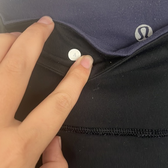 Reversible lulu crops size 4 - Picture 3 of 3